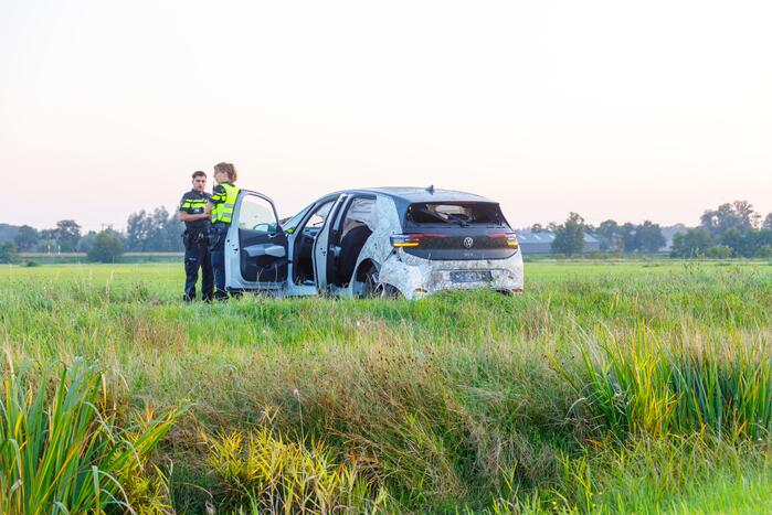 Auto vliegt meters weiland in