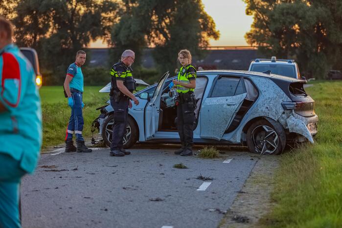 Auto vliegt meters weiland in