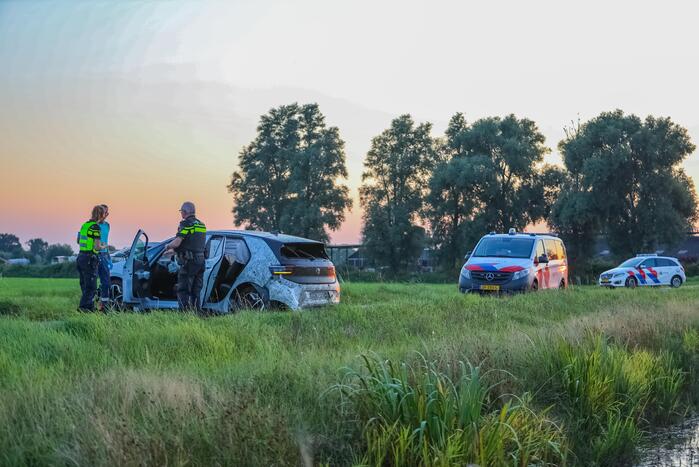 Auto vliegt meters weiland in