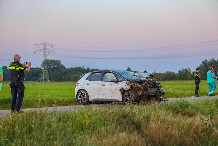 Auto vliegt meters weiland in