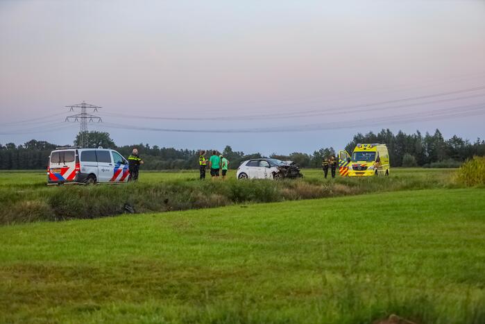 Auto vliegt meters weiland in