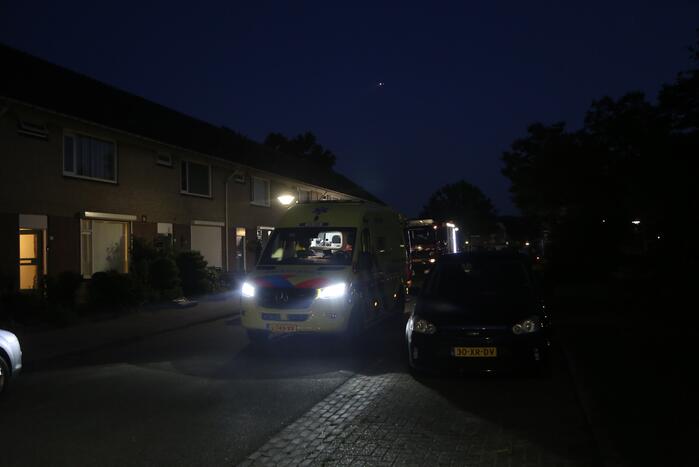 Man bekneld onder motorfiets