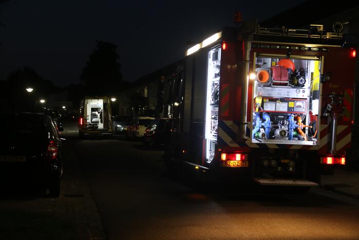 Man bekneld onder motorfiets