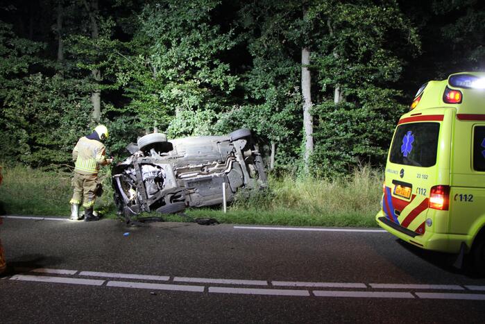 Persoon gewond nadat auto op zijkant belandt