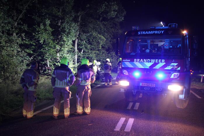 Persoon gewond nadat auto op zijkant belandt