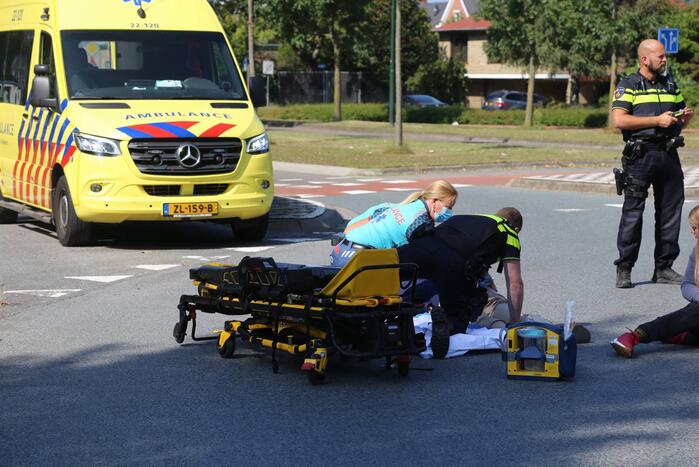 Auto botst tegen scooter aan op rotonde