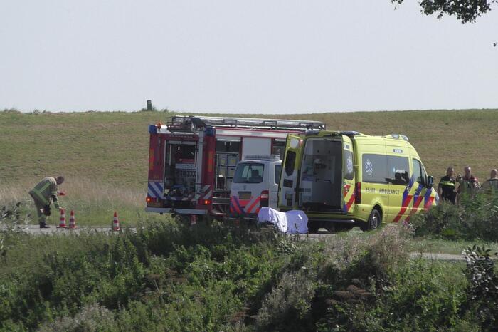 Motorrijder wijkt uit en belandt in sloot