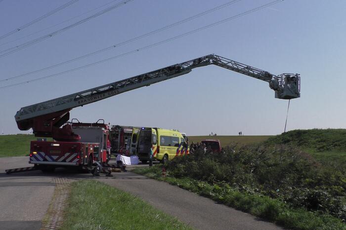 Motorrijder wijkt uit en belandt in sloot