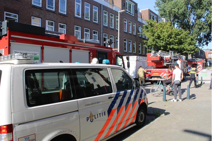 Brandweer blust brand op tweede etage van flat