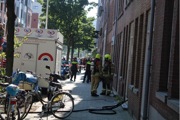 Brandweer blust brand op tweede etage van flat
