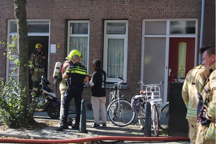 Brandweer blust brand op tweede etage van flat
