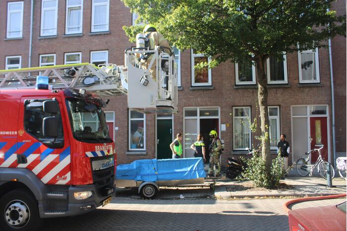 Brandweer blust brand op tweede etage van flat