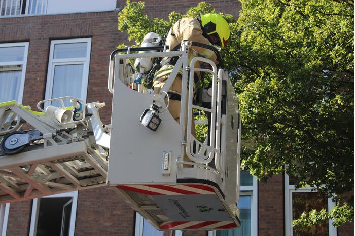 Brandweer blust brand op tweede etage van flat