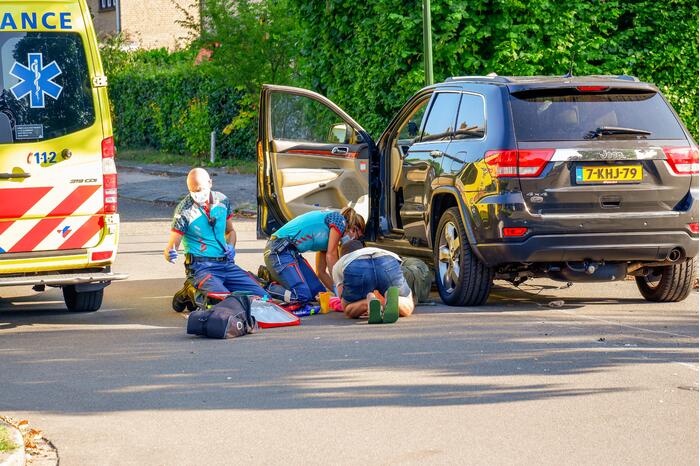 Fietsster belandt onder auto