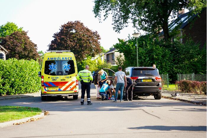 Fietsster belandt onder auto