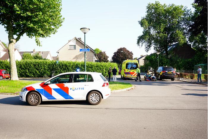 Fietsster belandt onder auto