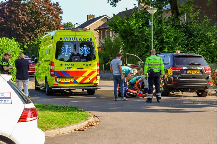 Fietsster belandt onder auto