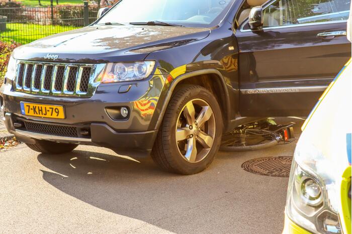 Fietsster belandt onder auto