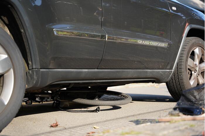 Fietsster belandt onder auto