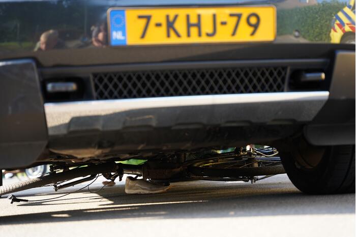 Fietsster belandt onder auto