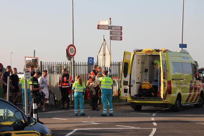 Boot vaart tegen kabel van veerpont en slaat om