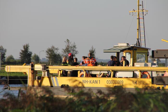 Boot vaart tegen kabel van veerpont en slaat om