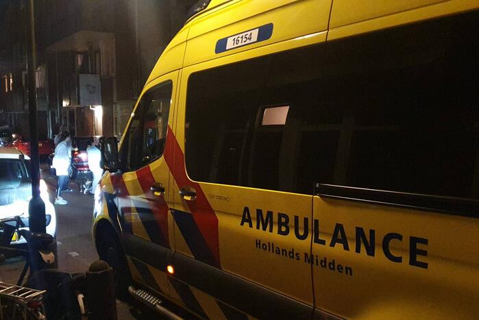 Kind gewond na val tegen auto