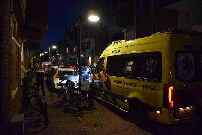 Kind gewond na val tegen auto