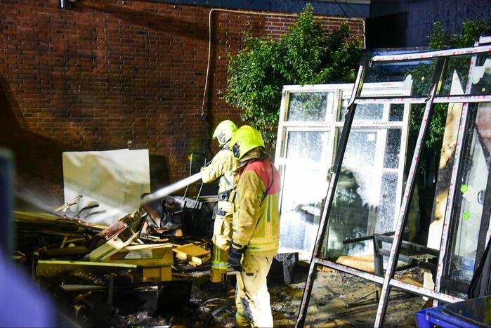 Brandweer blust brand bij kringloopwinkel