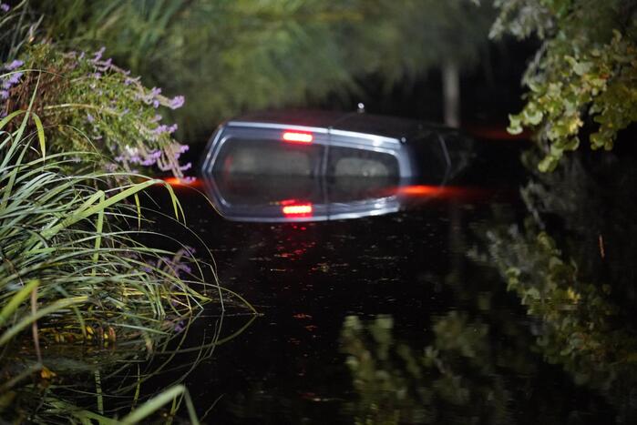 Dronken bestuurder rijdt bestelbus in de sloot