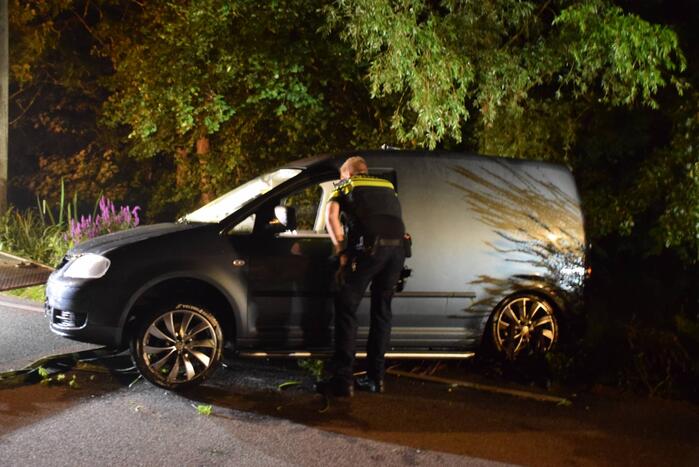 Dronken bestuurder rijdt bestelbus in de sloot