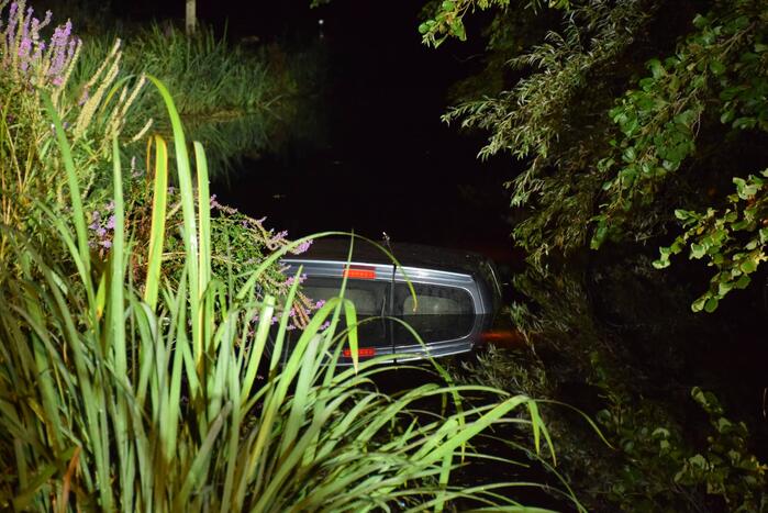 Dronken bestuurder rijdt bestelbus in de sloot