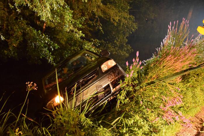 Dronken bestuurder rijdt bestelbus in de sloot