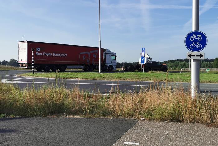 Vrachtwagen blokkeert afrit naar snelweg