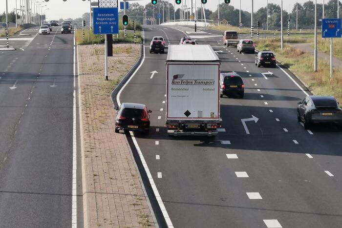 Vrachtwagen blokkeert afrit naar snelweg