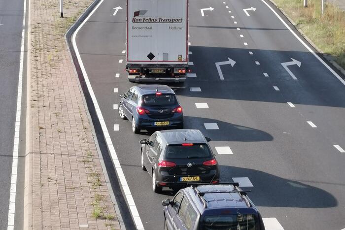 Vrachtwagen blokkeert afrit naar snelweg