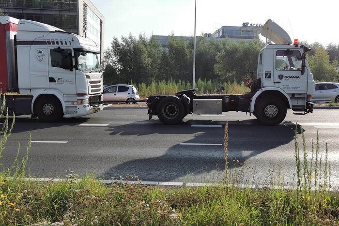 Vrachtwagen blokkeert afrit naar snelweg