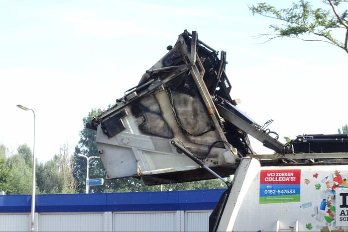 Afval in vuilniswagen vat vlam