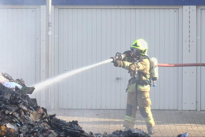 Afval in vuilniswagen vat vlam