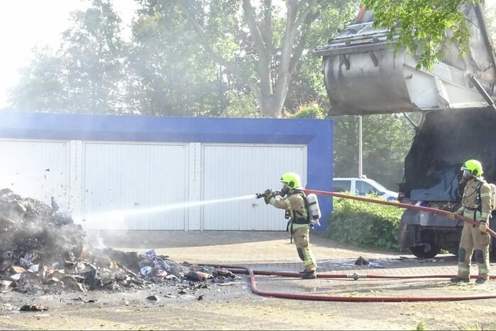 Afval in vuilniswagen vat vlam