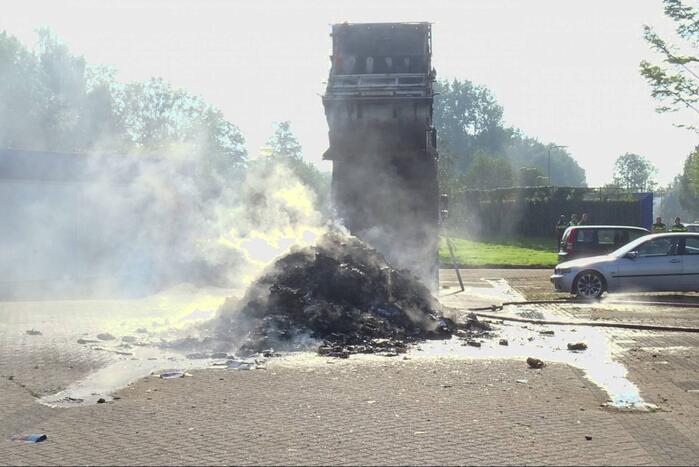 Afval in vuilniswagen vat vlam