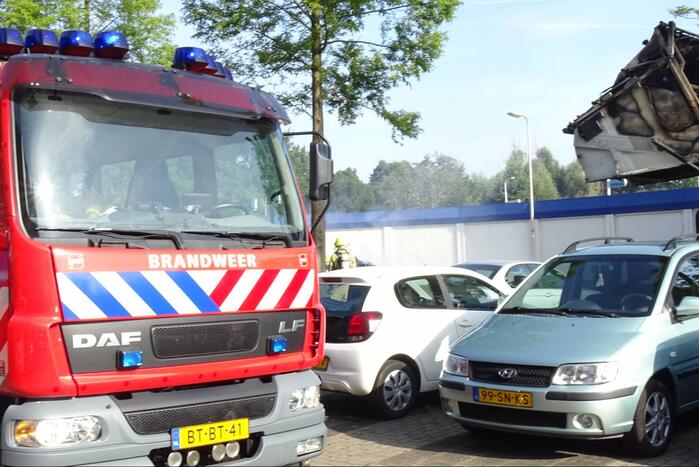 Afval in vuilniswagen vat vlam