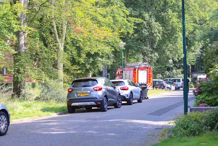 Kind vast in speeltoestel van peuterspeelzaal