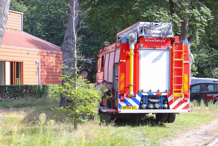 Kind vast in speeltoestel van peuterspeelzaal