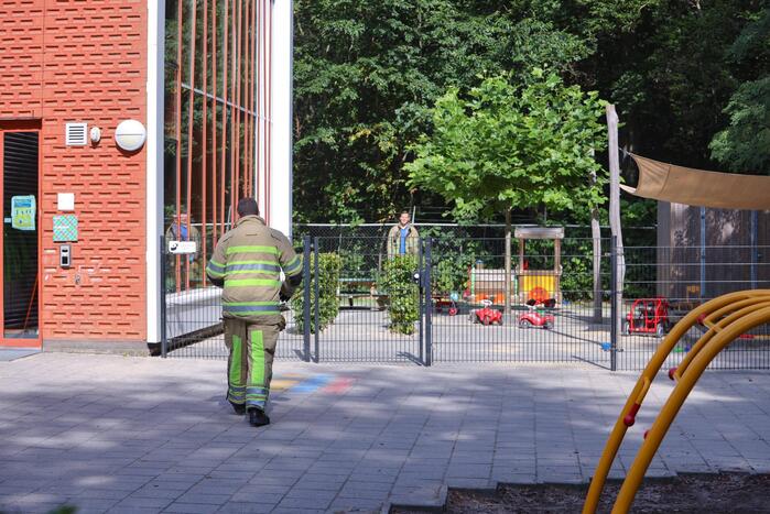 Kind vast in speeltoestel van peuterspeelzaal