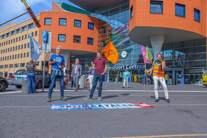 Demonstranten Extinction Rebellion voeren actie tegen klimaat