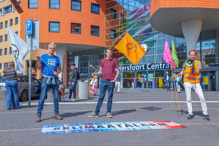 Demonstranten Extinction Rebellion voeren actie tegen klimaat