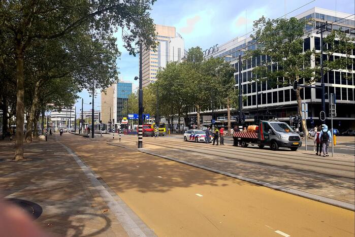 Bestelbus knalt volop paal