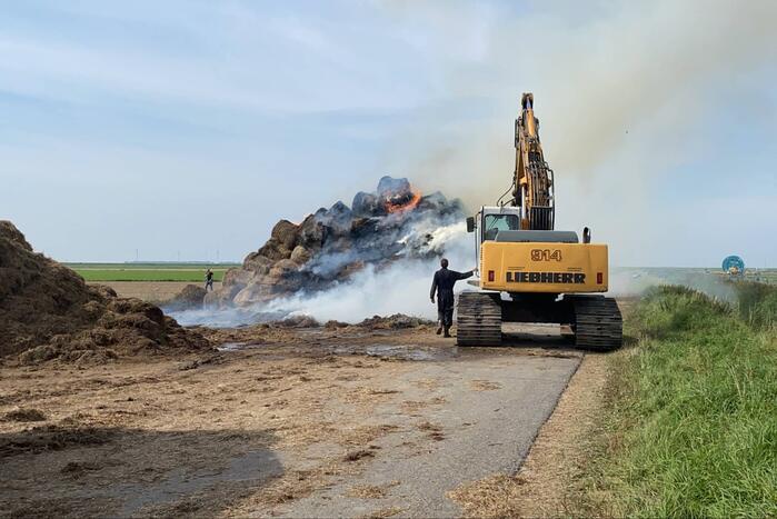 Grote berg hooibalen vat vlam