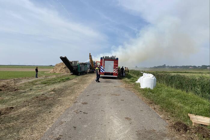 Grote berg hooibalen vat vlam